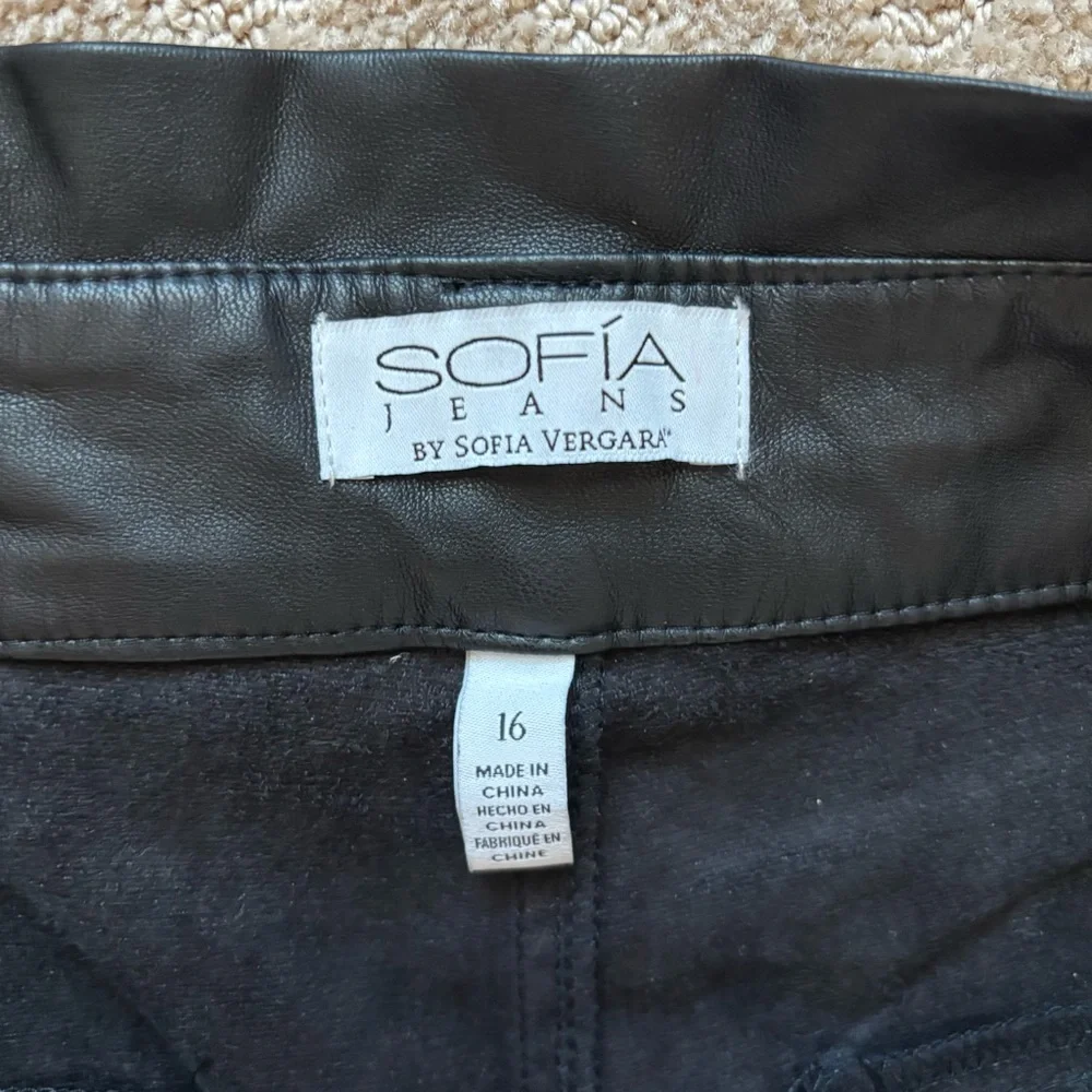 Sofía Jeans by Sofía Vergara Faux Leather Shorts - Picture 8 of 8